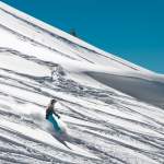 Snowboarderin im Tiefschnee am Grießenkar