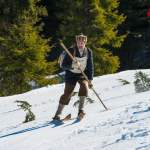 Teilnehmer mit Holzski - Nostalgie-Skirennen 2014 in Wagrain