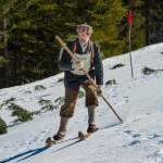 Abfahrt mit Holzskier beim Nostalgie-Skirennen 2014 in Wagrain