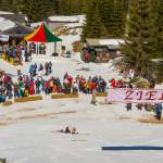 Mit Sturz ins Ziel beim Nostalgie-Skirennen 2014 in Wagrain
